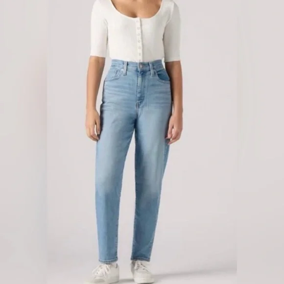 Levi's High Waisted Mom Jeans In A Light Blue Wash Size 30 - Picture 13 of 13